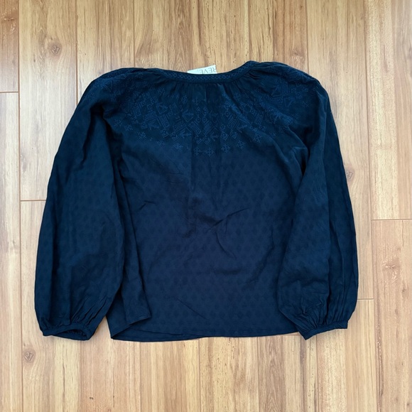 NEW Velvet by Graham and Spencer Carina Blouse Blouse in Navy - Picture 5 of 8